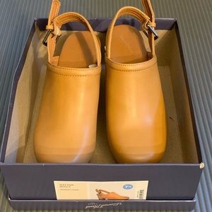 NWOT Size 8 Universal Thread Watson Heels (Clogs)